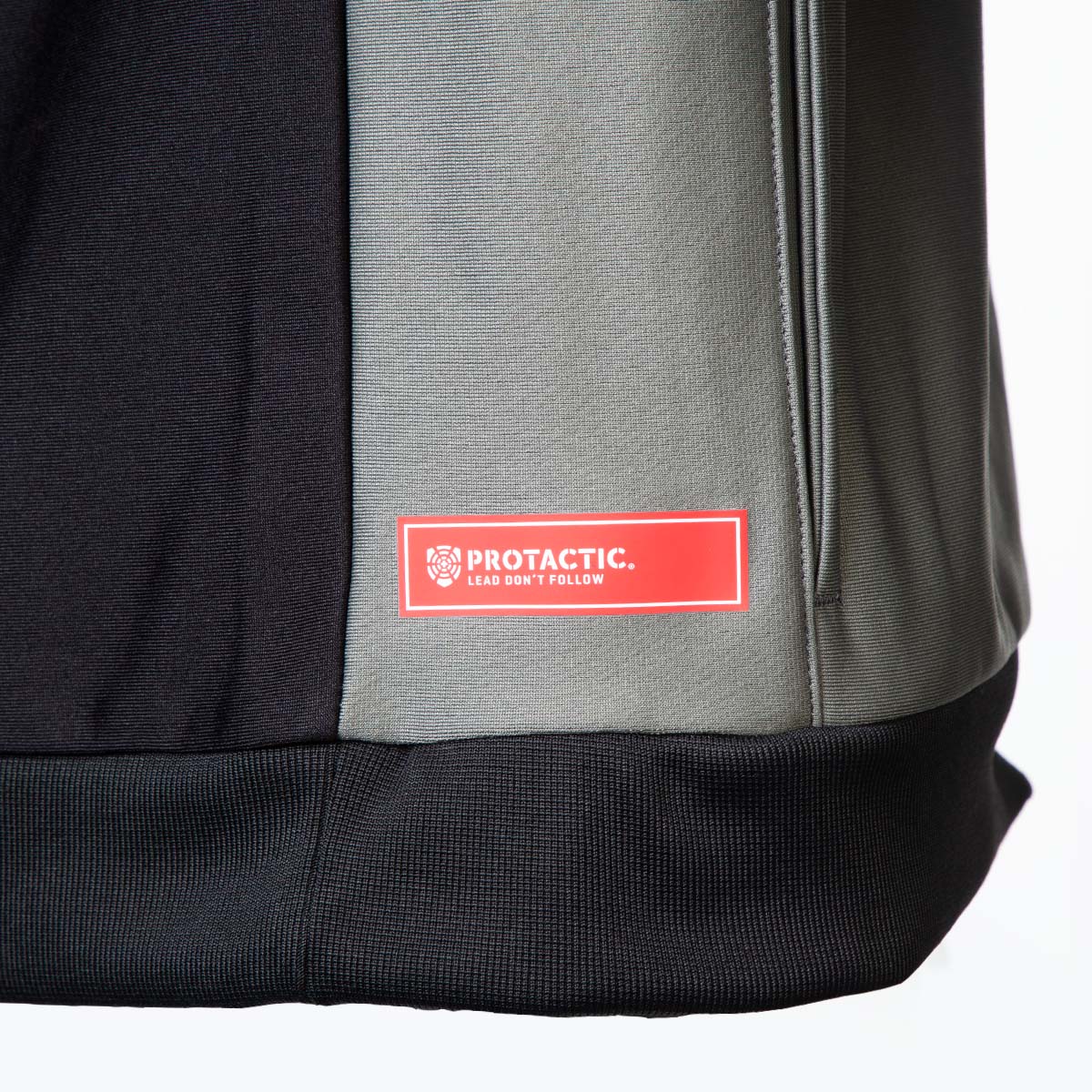 PERFORMANCE JACKET